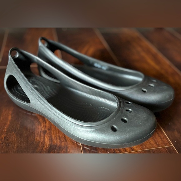 NEW CROCS Women's Black Cut-Out Flats - Picture 1 of 16